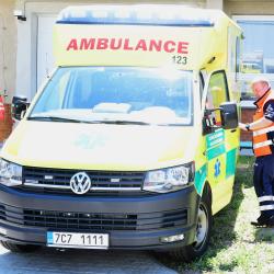 Vůz zdravotnické záchranné služby Jihočeského kraje před obnovenou základnou v Bezdrevské ulici.