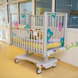 Kapka naděje předala Dětskému oddělení českobudějovické nemocnice nová nemocniční lůžka