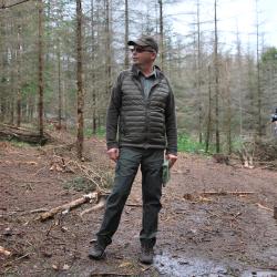 Odborný lesní hospodář (Městské lesy Dačice s.r.o.) Kamil Kupec:"Tenhle les jsem před dvaceti lety sázel. Netušil jsem, že ho budu sázet podruhé".