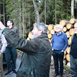 Diskuse nad Dvanácti mýty o Šumavě následně pokračovala i v terénu, kde lesníci ukazovali novinářům současný stav Šumavy. Hovořili jsme o kůrovci, lese, vodě - prostě o přírodě. Na fotografii lesník Jan Štrobl v akci.