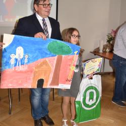 Náměstek hejtmanky Pavel Hroch převzal záštitu nad výročím "70 let charitativní pohlednice UNICEF z České republiky" a předal dětem diplomy za účast ve výtvarné soutěži. 