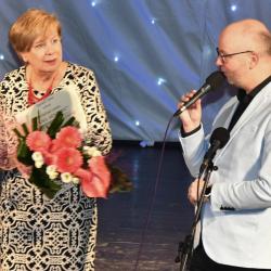 Anděl seniorů. Plaketu s tímto oceněním získala jihočeská hejtmanka Ivana Stráská. Stalo se to během tradičního předvánočního setkání seniorů Vltavotýnska v Týně nad Vltavou. Plaketu předala hejtmance Stráské jménem Spolku Týna Eva Dvořáková, ředitelka obecně prospěšné společnosti Rybka a organizátorka seniorských setkávání.