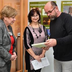 Hejtmanka Ivana Stráská, garantka výstavy Jitka Šálená z odboru evropských záležitostí a ředitel CPDM Vlastimil Kopeček při slavnostní vernisáži výstavy.