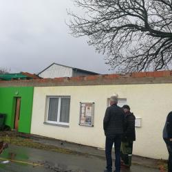 Prachatice: v areálu stadionu Tatran je poškozená střecha klubovny tenistů, mnohem vážnější škoda je na budově klubovny atletů, kde došlo ke stržení celé střechy. Okamžitě byly zahájeny  zabezpečovací práce na obou objektech.