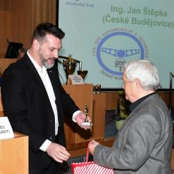 Jan Štěpka převzal z rukou krajského radního pro dopravu Jiřího Švece ocenění za celoživotní práci v oblasti bezpečnosti silničního provozu.