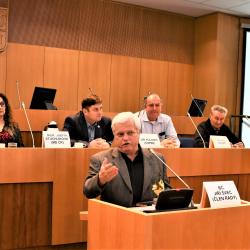 Jan Štěpka převzal z rukou krajského radního pro dopravu Jiřího Švece ocenění za celoživotní práci v oblasti bezpečnosti silničního provozu.