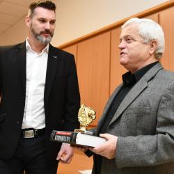 Jan Štěpka převzal z rukou krajského radního pro dopravu Jiřího Švece ocenění za celoživotní práci v oblasti bezpečnosti silničního provozu.