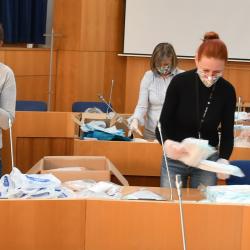 Balíčky, které zaplnily 215 beden, zkompletovali během dvou dnů pracovníci krajského úřadu.