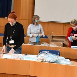 Balíčky, které zaplnily 215 beden, zkompletovali během dvou dnů pracovníci krajského úřadu.