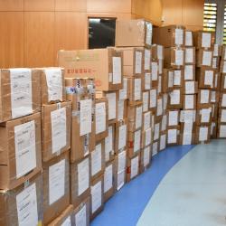 Balíčky, které zaplnily 215 beden, zkompletovali během dvou dnů pracovníci krajského úřadu.