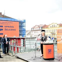 Slavnostním zahájením odstartovala dnes rekonstrukce výpravní budovy vlakového nádraží v Českých Budějovicích. Stavební práce potrvají do konce roku 2022 a vyžádají si náklady okolo 690 milionů.
