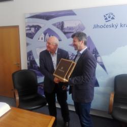 První náměstek hejtmanky Josef Knot, přijal ve čtvrtek 9. července 2020 návštěvu z Institutu regionů Evropy (IRE) z rakouského Salzburgu. Jihočeský kraj navštívil přímo předseda představenstva a ředitel IRE Prof. Dr. Franz Schausberger spolu se svými spolupracovníky.