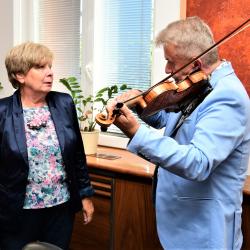 Osobní pozvánku na hudební festival Jihočeské Nové Hrady přinesl hejtmance Ivaně Stráské jeden z našich nejvýznamnějších houslistů Jaroslav Svěcený. Během rozhovoru jí ukázal i jedny ze vzácných houslí, které návštěvníci na festivalu uvidí a uslyší.