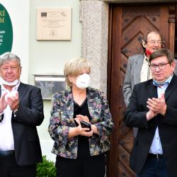 Hejtmanka Stráská a její náměstek Hroch zahajovali výstavu 100 let milevského fotbalu. Ta nabízí například i zlatou kopačku Jana Kollera