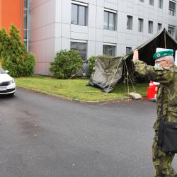 Drive-in volby proběhnou již zítra - vojáci začínají stavět hlasovací stanoviště.