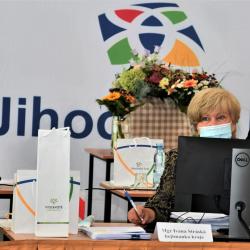 Poslední zasedání Zastupitelstva Jihočeského kraje za uplynulé volební období 2016 až 2020 se konalo ve čtvrtek 24. září z bezpečnostních důvodu kvůli koronavirové pandemii v Pavilonu T1 na českobudějovickém výstavišti. 