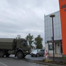 Drive-in volby proběhnou již zítra - vojáci začínají stavět hlasovací stanoviště.