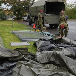 Drive-in volby proběhnou již zítra - vojáci začínají stavět hlasovací stanoviště.
