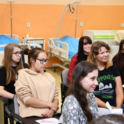 Hejtmanka Stráská zahájila školní rok na budějovické zdravotnické škole. Poděkovala zdravotníkům i studentům za nasazení při pandemii koronaviru.