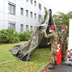 Drive-in volby proběhnou již zítra - vojáci začínají stavět hlasovací stanoviště.
