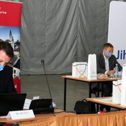 Poslední zasedání Zastupitelstva Jihočeského kraje za uplynulé volební období 2016 až 2020 se konalo ve čtvrtek 24. září z bezpečnostních důvodu kvůli koronavirové pandemii v Pavilonu T1 na českobudějovickém výstavišti. 