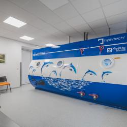 Novou hyperbarickou (přetlakovou) komorou disponuje Nemocnice České Budějovice, a.s. Na jihu Čech ji k léčbě používá jako jediná nemocnice, tudíž slouží v případě potřeby všem pacientům z celého Jihočeského kraje. Je součástí přístrojového vybavení Traumacentra.
