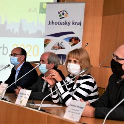 Ceny vítězům 22. ročníku krajského kola soutěže Zlatý erb 2020 o nejlepší webové stránky a elektronické služby měst a obcí byly v pondělí 7.9.2020 předány při slavnostním ceremoniálu na Krajském úřadě Jihočeského kraje. Vzhledem k epidemiologické situaci vše proběhlo za přísných hygienických podmínek a bez přítomnosti členů rady kraje. 
