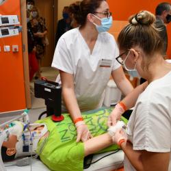 Zdravotně sociální fakulta Jihočeské univerzity dnes otevřela simulační centrum pro zdravotnické obory, v němž bude učit moderními metodami za využití sofistikovaných modelů a přístrojů.