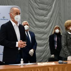 Martin  Kuba a Ivana Stráská před podpisem koaliční smlouvy.