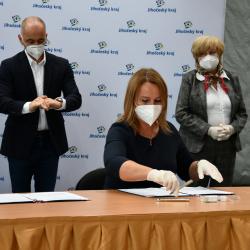 Podpis koaliční smlouvy: Lucie Kozlová.