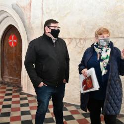 Ředitelka Muzea středního Pootaví Strakonice Ivana Říhová a náměstek Pavel Hroch při prohlídce rekonstruovaných prostor hradu.