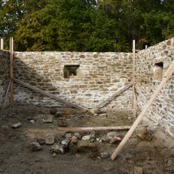 Archeoskanzen Trocnov už roste ze země. „V této chvíli je v areálu Památníku Jana Žižky z Trocnova postavena podstatná část obvodových zdí takzvaného zemanského dvorce. Ze země rostou budoucí sýpky, stodoly, stáje a další stavby, které ke dvorci patřily,“ pochvaloval si ředitel Jihočeského muzea v Českých Budějovicích František Štangl.