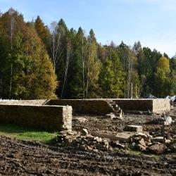 Archeoskanzen Trocnov už roste ze země. „V této chvíli je v areálu Památníku Jana Žižky z Trocnova postavena podstatná část obvodových zdí takzvaného zemanského dvorce. Ze země rostou budoucí sýpky, stodoly, stáje a další stavby, které ke dvorci patřily,“ pochvaloval si ředitel Jihočeského muzea v Českých Budějovicích František Štangl.