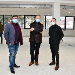 Nové Mezinárodní muzeum keramiky v Bechyni. Zleva: náměstek hejtmana Jihočeského kraje pro oblast kultury Pavel Hroch, vedoucí odboru kultury a památkové péče Patrik Červák a ředitel AJG Aleš Seifert.