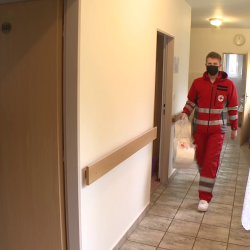 „Již ve středu 4. listopadu jsme zprovoznili objekt kraje u rybníka Mrhal v Hlincové Hoře na Českobudějovicku pro osoby, které jsou pozitivní na covid-19, ale nepotřebují zdravotní ani sociální péči. Jeho kapacita činí 30 lůžek,“ řekl Martin Kuba.