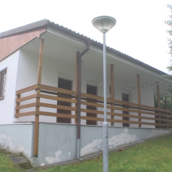 „Již ve středu 4. listopadu jsme zprovoznili objekt kraje u rybníka Mrhal v Hlincové Hoře na Českobudějovicku pro osoby, které jsou pozitivní na covid-19, ale nepotřebují zdravotní ani sociální péči. Jeho kapacita činí 30 lůžek,“ řekl Martin Kuba.