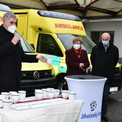 Poděkování a hrníček s nápisem děkujeme. To si odnesli pracovníci Zdravotnické záchranné služby Jihočeského kraje (ZZS JčK) od zástupců kraje za své příkladné nasazení v letošním roce poznamenaném koronavirovou pandemií. Celá akce se uskutečnila pod heslem Děkujeme první linii, společně to zvládneme!
