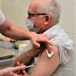 Na jihu Čech začalo očkování proti covidu-19. První vakcínu dostal emeritní primář infekčního oddělení českobudějovické nemocnice.