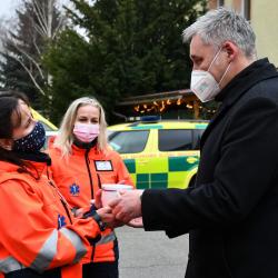 Poděkování a hrníček s nápisem děkujeme. To si odnesli pracovníci Zdravotnické záchranné služby Jihočeského kraje (ZZS JčK) od zástupců kraje za své příkladné nasazení v letošním roce poznamenaném koronavirovou pandemií. Celá akce se uskutečnila pod heslem Děkujeme první linii, společně to zvládneme!