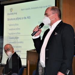 Investice ve výši 3,5 miliardy korun plánuje v příštím roce uskutečnit vedení Jihočeského kraje. A to i přesto, že očekává propad daňových příjmů o 1,5 miliardy korun. Díky financování z fondu rozvoje navíc nebude nutné brát si úvěr. Potvrdili to na středeční tiskové konferenci hejtman Martin Kuba a jeho náměstek pro oblast financí a investic Tomáš Hajdušek. 