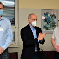 Na jihu Čech začalo očkování proti covidu-19. První vakcínu dostal emeritní primář infekčního oddělení českobudějovické nemocnice.