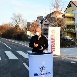 „V jižních Čechách se málo stříhají pásky u dopravních staveb, a to je velká škoda. Chci být hejtmanem, který vede kraj tak, aby se pásek stříhalo mnohem a mnohem víc. S panem náměstkem Krákem, a se všemi z vedení kraje, pro to uděláme maximum. Dopravu považuji za jeden ze zásadních problémů v jižních Čechách a myslím, že to Jihočeši vnímají stejně,“ řekl hejtman Jihočeského kraje Martin Kuba a poděkoval zástupcům města České Budějovice za příkladnou spolupráci.