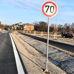 Téměř o měsíc dřív, než bylo plánováno se otevírá pro veškerou dopravu Plavská ulice, která byla v úseku mezi Novým Roudným a Jaselskou ulicí uzavřena od 19. května. Místní obyvatelé už nebudou muset využívat objížďku přes Rožnov a na své si přijdou také cyklisté, protože součástí rekonstrukce byla i výstavba nové cyklostezky.