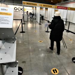 Senioři se přišli nechat naočkovat proti covidu-19 na českobudějovické výstaviště do Pavilonu T1.