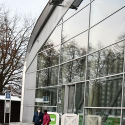 Senioři se přišli nechat naočkovat proti covidu-19 na českobudějovické výstaviště do Pavilonu T1.