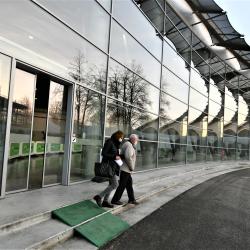 Senioři se přišli nechat naočkovat proti covidu-19 na českobudějovické výstaviště do Pavilonu T1.