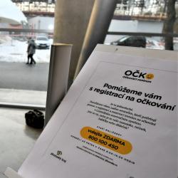 Senioři se přišli nechat naočkovat proti covidu-19 na českobudějovické výstaviště do Pavilonu T1.