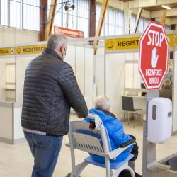 Žáci a studenti Gymnázia Strakonice jsou i navzdory svým studijním povinnostem velice aktivní v dobrovolnické činnosti. Ve spolupráci s vedením nemocnice ve Strakonicích pomáhají v očkovacím centru.