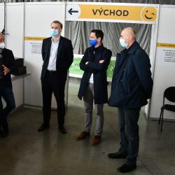Seznámit se s fungujícím systémem vysokoprůtokového očkovacího centra a třeba i načerpat nějakou inspiraci. S takovým cílem navštívil jižní Čechy hejtman Jihomoravského kraje Jan Grolich. V pavilonu T1 na českobudějovickém výstavišti ho v pátek 5. února prostorem OČKOcentra provedl a s celým systémem očkování seznámil jihočeský hejtman Martin Kuba spolu s ředitelem českobudějovické nemocnice Michalem Šnorkem.