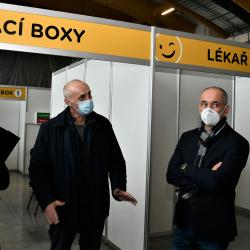 Seznámit se s fungujícím systémem vysokoprůtokového očkovacího centra a třeba i načerpat nějakou inspiraci. S takovým cílem navštívil jižní Čechy hejtman Jihomoravského kraje Jan Grolich. V pavilonu T1 na českobudějovickém výstavišti ho v pátek 5. února prostorem OČKOcentra provedl a s celým systémem očkování seznámil jihočeský hejtman Martin Kuba spolu s ředitelem českobudějovické nemocnice Michalem Šnorkem.